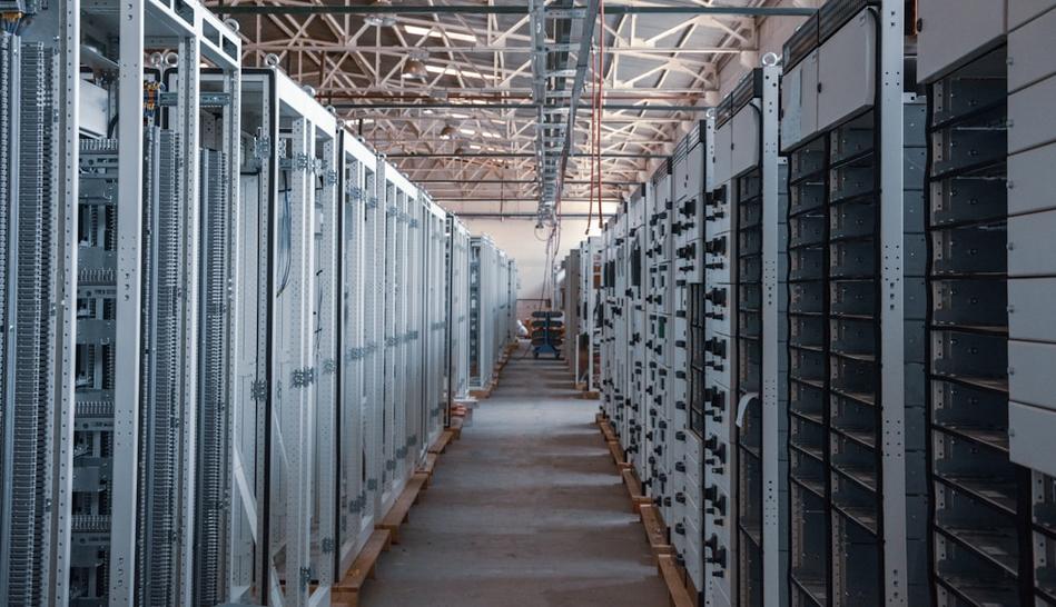 NVIDIA 投資 IREN 引爆 AI 雲端新行情：5GW 基礎建設與 2.1 億美元權益布局